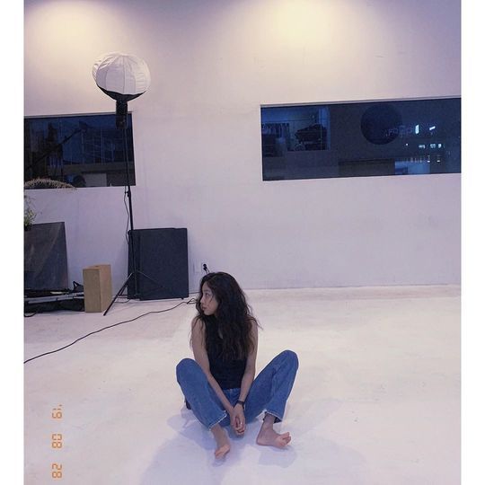 Actor Jung Ryeo-won reveals chic charmJung Ryeo-won posted two photos on his Instagram on August 29 with an article entitled Sit down.In the public photos, there is a picture of Jung Ryeo-won sitting on the floor and looking somewhere.Jung Ryeo-won, who emits a charismatic atmosphere in blue jeans and black sleeveless wear, is noticeable.Park So-hee