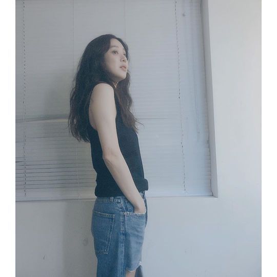 Actor Jung Ryeo-won reveals chic charmJung Ryeo-won posted two photos on his Instagram on August 29 with an article entitled Sit down.In the public photos, there is a picture of Jung Ryeo-won sitting on the floor and looking somewhere.Jung Ryeo-won, who emits a charismatic atmosphere in blue jeans and black sleeveless wear, is noticeable.Park So-hee