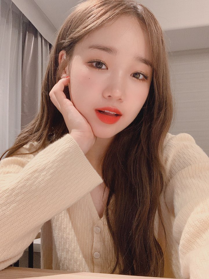 Choi Yoo-jung presents a wink to melt tirednessGroup Weki Meki member Choi Yoo-jung wrote on official Twitter Inc. on August 29, Want to see Kiling (Weki Meki official fandom name) me?I know everything, she shared four selfies with the phrase.In the photo, Choi Yoo-jung shows off her sleek jawline - he showed off his lovely charm with a cute visual.limited one