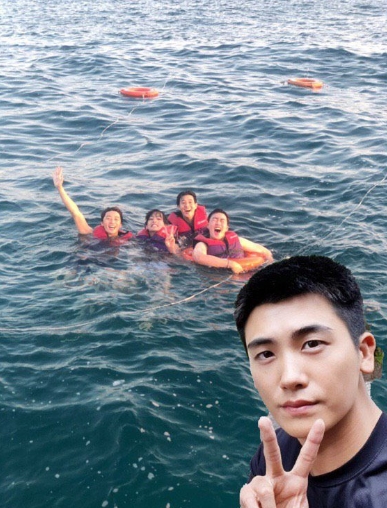 BTS V, Actor Park Seo-joon, Choi Woo-shik and singer Pickboy united in one place.On August 29, BTS official Twitter posted Vs long-term vacation certification shot.In the photo, V is enjoying a yacht trip with Park Seo-joon, Choi Woo-shik and Pickboy.Park Hyung-sik, who is serving a Military service, was replaced by synthetic photographs.V added woga with the photo, revealing Ugaus affection for the members.Park Su-in