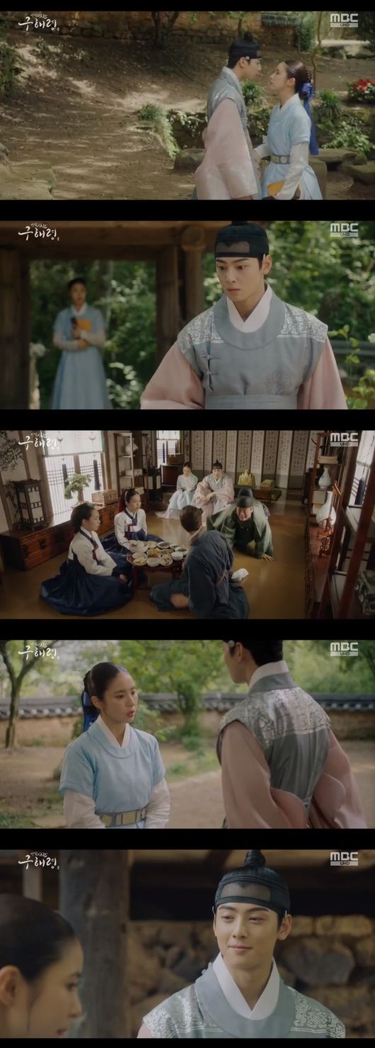 Shin Se-kyung and Cha Eun-woo are closer.In MBCs Na Hae-ryung, which was broadcast on the 28th, Na Hae-ryung was shown expressing affection to Lee Rim (Cha Eun-woo).On that day, Na Hae-ryung (Shin Se-kyung) made a flower arrangement before entering the palace.Sulgeum (brewinger) asked Na Hae-ryung, Why do you have to take your eyes off when you enter? And Na Hae-ryung replied, I like the weather.Na Hae-ryung had a fond kiss with Irim the night before.Irim was as dazed as a man of mind. He said, Why are you doing this?When all the visible things appeared to be Na Hae-ryung, Irim rose up. Na Hae-ryung came into the palace and found Irim.Irim sat in a training position with his eyes closed. Na Hae-ryung asked, What are you doing?I was cleaning the road - I was shaking off the things that lurched me, Irim told Na Hae-ryung.Then I looked at Na Hae-ryung and Irim told Na Hae-ryung to go first. Na Hae-ryung also sat next to Irim and closed his eyes quietly, saying, I am also suffering from temptation these days.Lee, who saw this, recalled the moment Na Hae-ryung kissed last night and tried to avoid Na Hae-ryung.Na Hae-ryung then asked, Is it uncomfortable? And Irim replied, Its not like that. I dont think I should be in one room with you.Na Hae-ryung once again kissed her lips, saying that she was used to this appearance.Then Irim followed Na Hae-ryung into the room, saying, I do not think I will get used to it.Na Hae-ryung said that if he was taken by By now, he would die and told Irim to stay here.It may hurt the Taoyuan army. However, as Na Hae-ryung said, There must be a reason to come here from a faraway place.If you get caught, will not you die? He locked the transfer person tied up with a rope in the room.But the transferor fled and escaped from the palace, and eventually came back to the melted hall. The transferor, who met them again in the melted hall, spoke our words fluently.The two asked why they came here while talking with the transferee. The transferee said, Hanyang. I came to get money from the seller here.Mr. Kim has lost his money.I am left with it, but Na Hae-ryung said he was suspicious and came to Korea to receive money from Kim, who lives in Hanyang.But Koo Na Hae-ryung took Irim out for a while and asked, Do you believe all that he says, something is strange?I also like to make our words so fluent. We mean, its much harder for the transferees than the Qing Dynasty. I think he studied our words.So do not let go too much and if you want to calm down a little, lets go. Irim laughed, and Koo Na Hae-ryung wondered, Why are you laughing? Irim said, Just.You worry about me, said Na Hae-ryung, who was embarrassed by the fact that he was in this situation. Irim confessed, What do you mean? Its good.On the other hand, Lee Jin (Park Ki-woong) dragged Lee Yang-in to the palace, but he soon escaped and Ahn Tae-tae found out the believers of Catholicism and executed them all.Since then, By now has come to the presbytery, and the body of the Kwonjis has been Caught in the Web.Min Woo-won (Lee Ji-hoon) had a gut feeling that the Bible (Ji Gun-woo) was a Catholic, took away his cross, and Min Woo-won did not cooperate with Caught in the Web.But when he knew he was the son of the left-hander, the By now Golden Army no longer did Caught in the Web, so the Bible was safely out of crisis.Minwoowon told the Bible, Because of the certificate, you too. Your family was almost killed. The Bible is not the sign. It is a belief that I can change my life.They were born the same man, and who was precious and vulgar. You never thought of that. In Catholicism, everyone is equally respected.I think that such a world should come. Minwoo won not say anythingNew Entrance Officer Na Hae-ryung Broadcast Capture