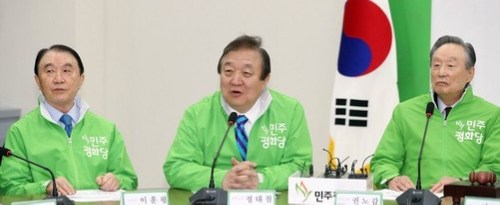 1월 25일 오전 국회에서 열린 민주평화당 최고위원ㆍ국회의원ㆍ상임고문 연석회의에서 정대철 상임고문(가운데)이 발언하고 있다. 연합뉴스