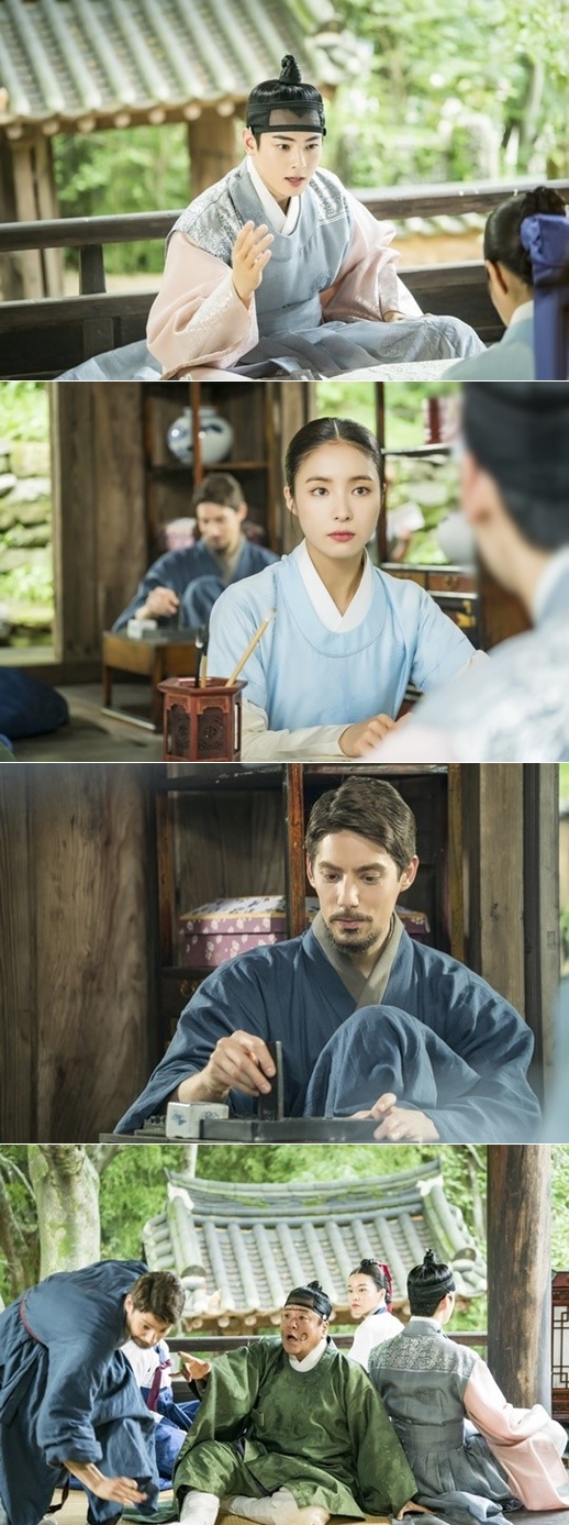 Na Hae-ryung, Shin Se-kyung, Cha Eun-woo, and Fabien offer a global friendship that transcends Border.Fabien, who turned the palace over with an unexpected appearance, is having a good time in Shin Se-kyung, Cha Eun-woo and Green Seodang.I am curious about whether they will be safe in the dangerous encounter and separation with strange strangers.MBCs tree drama Na Hae-ryung (played by Kim Ho-soo, directed by Kang Il-soo, Han Hyun-hee, produced by Green Snake Media) unveiled the friendship between Koo Na Hae-ryung (Shin Se-kyung), Lee Lim (Cha Eun-woo), and Foreigner (Fabien) on August 29.Na Hae-ryung, a new cadet starring Shin Se-kyung, Cha Eun-woo, and Park Ki-woong, is the first problematic first lady () of Joseon and the full-length romance of Prince Lee Rim, the anti-war mother solo.Lee Ji-hoon, Park Ji-hyun and other young actors, Kim Ji-jin, Kim Min-sang, Choi Duk-moon, and Sung Ji-ru.In the 25-26th episode of the new cadet, Na Hae-ryung, the palace was overturned by the appearance of a strange stranger with yellow hair.Na Hae-ryung, Irim, and Lee are sharing friendship with each other while hiding in the greenery hall to avoid the goldsmiths who are trying to catch him.First, Na Hae-ryung, who has a nervous expression, and Irim, who is vomiting, were captured.As it turns out, Irim is impressed by the story of Na Hae-ryung.But Na Hae-ryung is indifferent, unlike the godly Irim, who is quietly grinning at his food as if he does not know it.Then, Irim and I have a good time and are flowering friendship, which gives me a sense of warmth.The ridiculous face of the sitting up and the appearance of the unrecognized, the appearance of the right to run away stimulates the laughter of the viewers.Finally, the appearance of Irim and Im, who met late at night, catches the eye. The moment of separation came to the two people who had a good time in Na Hae-ryung, Sambo, Nine and the Green Seodang.Everyone in the palace is keen to turn on the light and find it, and there is a growing interest in whether the two people will be able to make a beautiful farewell safely.Na Hae-ryung, Irim, and I build a friendship beyond Border in the Green Sea Party, said the new employee, and I would like to ask for your interest in how Na Hae-ryung and Irim will help you escape from the friendhood, and how all three of them will be safe.Today (29th) broadcast at 9:55 p.m.