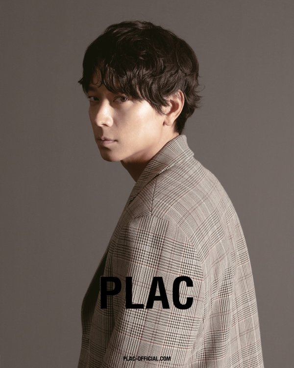 A casual brand pictorial with actor Gang Dong-Won was released.Through the 19 F/W collection released, Gang Dong-Won presented various look using vintage graphics and tone-down colors with the concept of The shape of Matter.The 19 F/W collection of PLAC (Flack) with Gang Dong-Won can be found at All States offline stores and official websites.