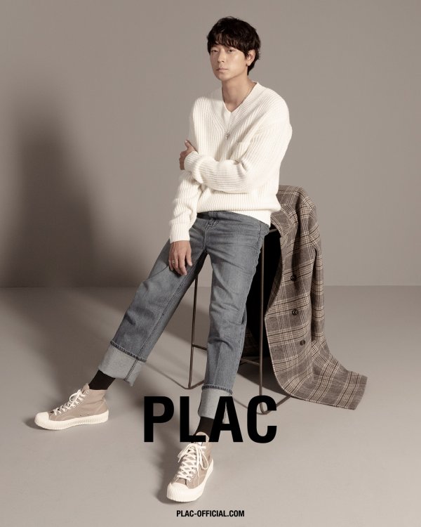 A casual brand pictorial with actor Gang Dong-Won was released.Through the 19 F/W collection released, Gang Dong-Won presented various look using vintage graphics and tone-down colors with the concept of The shape of Matter.The 19 F/W collection of PLAC (Flack) with Gang Dong-Won can be found at All States offline stores and official websites.
