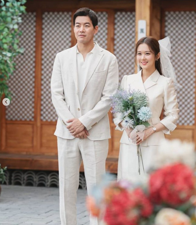 Actor Jang Na-ra has released the SBS Drama VIP.Jang Na-ra posted a photo on Instagram   on the 29th with an article entitled Park Sung-joon and Na Jeong-sun wedding photography. Then it was. The Drama VIP... First broadcast on October 7.The photo shows Lee Sang-yoon and Jang Na-ra in white suits, and the two people standing in the background of the hanok catch the eye.Jang Na and Lee Sang Yoon will appear on SBS New Moon Drama VIP which will be broadcasted on October 7th.VIP contains a secret private office melody of the dedicated team that manages the top 1% VIP customers in the department store.Photo Jang Na-ra SNS
