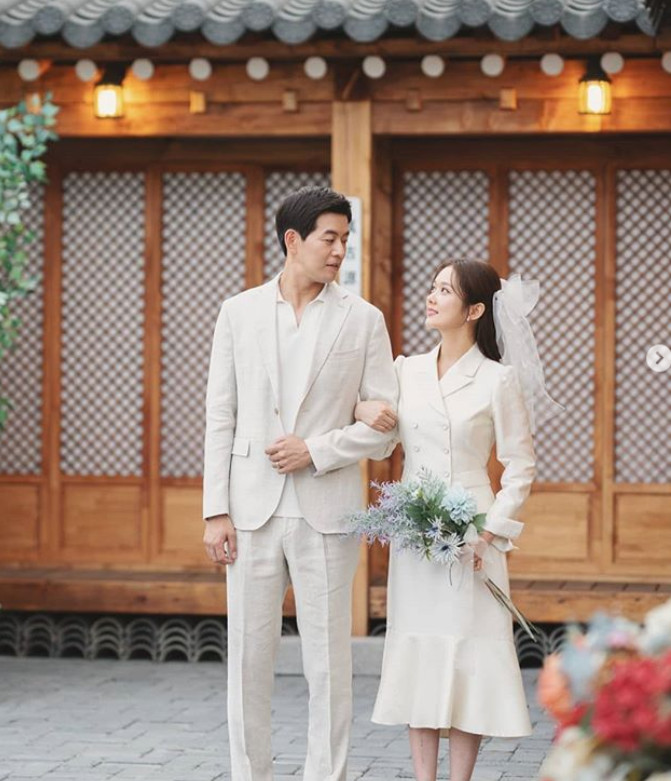 Actor Jang Na-ra has released the SBS Drama VIP.Jang Na-ra posted a photo on Instagram   on the 29th with an article entitled Park Sung-joon and Na Jeong-sun wedding photography. Then it was. The Drama VIP... First broadcast on October 7.The photo shows Lee Sang-yoon and Jang Na-ra in white suits, and the two people standing in the background of the hanok catch the eye.Jang Na and Lee Sang Yoon will appear on SBS New Moon Drama VIP which will be broadcasted on October 7th.VIP contains a secret private office melody of the dedicated team that manages the top 1% VIP customers in the department store.Photo Jang Na-ra SNS