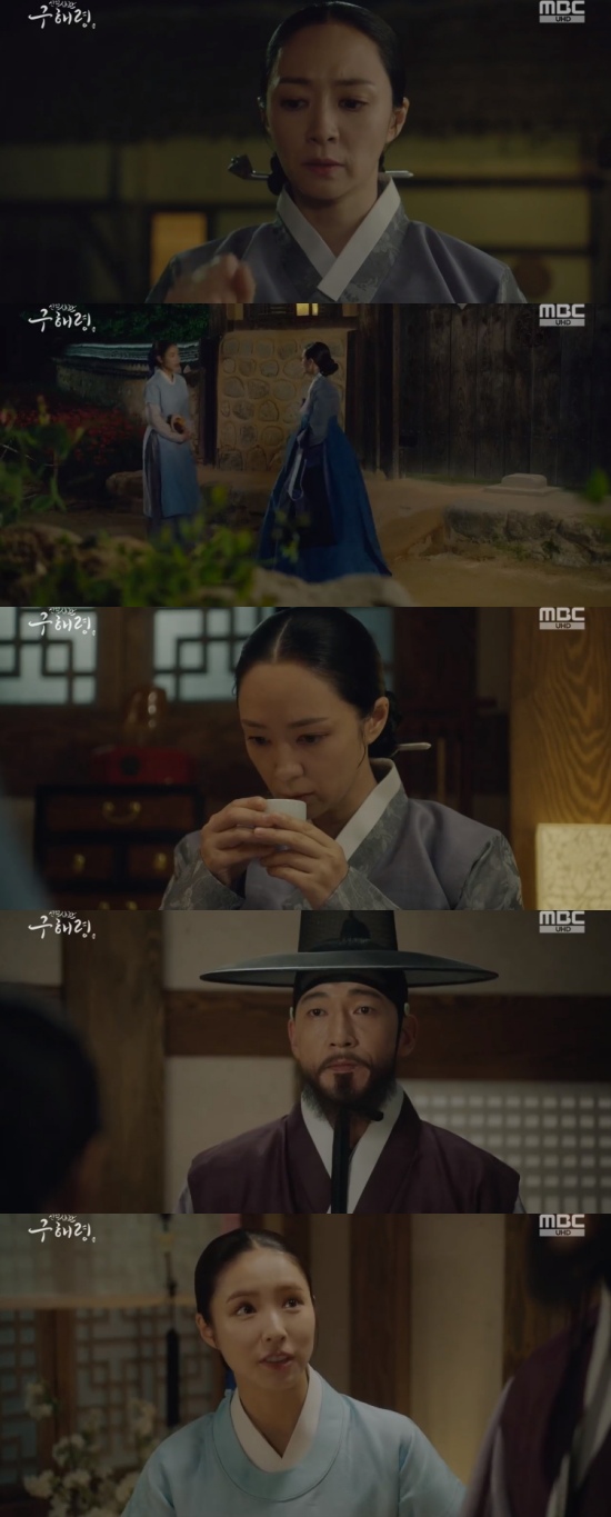 It has been revealed that newcomer Rookie Historian Goo Hae-ryung Shin Se-kyung and Fair Exchange are not pro-brothers.In the 25th and 26th MBC drama Rookie Historian Goo Hae-ryung broadcasted on the 28th, Mohwa (Jeon Ik-ryong) was depicted in questioning Koo Jae-kyung (Fair exchange)On this day, Mohwa found Koo Jae-kyungs house but turned around without knocking on the door. At this time, Rookie Historian Goo Hae-ryung appeared, Madame? Yes.I was so worried that he disappeared suddenly. Is everything okay? How do you meet here? In particular, Rookie Historian Goo Hae-ryung said, This is my house. I guess Im not connected to her. Go in.Ill treat you something, he said, grabbing the motto.Koo Jae-kyung then returned home and asked, Did your guest come? Rookie Historian Goo Hae-ryung said, You are not just a guest, you are a very precious guest.Please come and say hello to your brother. Koo Jae-kyung went into the room of Rookie Historian Goo Hae-ryung.Rookie Historian Goo Hae-ryung said, You are the lady who helped me in Pyongan province, but I met right here.It is amazing, said Koo Jae-kyung, who pretended not to know the mother and asked Rookie Historian Goo Hae-ryung to bring alcohol from his room.Mohwa said, When Rookie Historian Goo Hae-ryung left, I had a sister.When did you start to die before you were born and your family was only a sick mother?At this time, Mohwa recalled the childhood story of Rookie Historian Goo Hae-ryung, That child is not your brother, what the hell are you thinking.Why are you doing this?Please pretend not to know. There is still work to be done. Please, even until then. Sister.Photo = MBC Broadcasting Screen