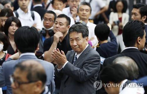 선거 유세 나선 日 입헌민주당 에다노 대표 (도쿄 교도=연합뉴스) 에다노 유키오(枝野幸男) 일본 입헌민주당 대표가 4일 도쿄(東京) 유락초에서 참의원 선거 유세를 하고 있다. 2019.7.7 bkkim@yna.co.kr