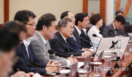 국무회의 발언하는 문 대통령 (서울=연합뉴스) 한상균 기자 = 문재인 대통령이 29일 청와대에서 국무회의를 주재하고 있다. xyz@yna.co.kr
