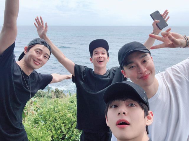 Group BTS (BTS) member V enjoyed a pleasant vacation with actors Park Seo-joon, Choi Woo-shik and singer Pickboy.V released four Travel photos with close co-stars during a long vacation on the official BTS Twitter page on Monday, adding: Wooga.The so-called Woogapam is a private group of entertainment companies belonging to V.In the open photo, V is having a pleasant time with Wooga Pam Park Seo-joon, Choi Woo-shik, Pickboy and the sea.The backgrounds are diverse, including the sea, yachts, and kooki houses.Especially, the picture of the singer and actor Park Hyung-sik, another member of Woogapam, is synthesized in the picture of wearing a life jacket and falling into the sea.Park Hyung-sik is in military service.Vs group BTS is on its first long-term vacation for about a month after finishing a domestic concert on November 11.
