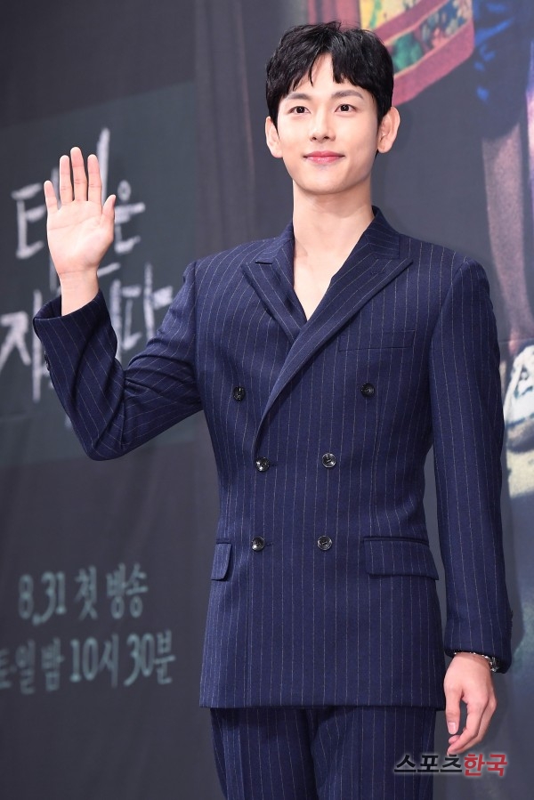 The male stars who had caused fans regrets by enlisting in large numbers two years ago are returning to the status of civilians, giving excitement as they appear in their next film or seek future activities.In particular, they are more excited about their activities because they are Actors with both Acting and Global popularity. Who are the male stars who have returned from the second half of the year?Siwan to hit home run again with Webtoon original DramaThe first to announce his return was Siwan.He plays Yoon Jong-woo, the main character of cable TV OCN Drama Ellen Burstyn is Hell (played by Jung I-do, directed by Lee Chang-hee), which will be broadcast for the first time on the 31st, and is divided into an aspiring actor writer.This work is based on Kim Yong-kis popular Dongmyeong webtoon, which has accumulated 800 million views.The strange story of you who came to Seoul depicts the mysterious experience of hell created by Ellen Burstyn in the unfamiliar life of Gosiwon in Seoul.Siwan is returning to his first comeback after his discharge and his first challenging genre.He became a hot topic with the characters in the work and the high synchro rate. He honestly told me that there was not much burden on his first work after the discharge before shooting.I thought I would be nervous because I was acting for the first time in a long time to take the first scene, but the director made me feel comfortable and I was able to play with my heart and play fun, he said at a recent production presentation of Ellen Burstyn.Siwan has become a stardom as a microbial that dramatizes another Dongmyeong webtoon.It is noteworthy whether he will be able to cause a sensation in this work, which has gained national popularity as a quiet and strong character.Kang Ha-neul, Draws Stone Straight Love of Innocence YouthKang Ha-neul meets viewers in a constable role that fits well with his Innocence youth image.He is divided into the role of Hwang Yong-sik, a rural village policeman who is the main character of KBS 2TVs new tree Drama Around Camellia Flowers (played by Lim Sang-chun, director Cha Young-hoon), which is broadcasted on the 18th, and shows a person living the world beautifully in his own way.Yong-sik loves a female camellia (Kong Hyo-jin) like a beast who fights against the prejudice of the world with his belief that if it is love, it will be all.Kang Ha-neul said, When I first read the script, it was so warm and good that I was grateful to the artist.I feel like I miss people more these days, but around the time of camellia blossoms, Kang Ha-neul said, its a work that can fill the nostalgic smell. The realistic situations that pop out in the rough but honest feelings will add fun to the work.It is worth noting that he, who had shown a comical and comical about sometimes through the movie Dongju and youth police, will show a full-fledged romance in this work.Lee Min-ho, reunited with Kim Eun-sook writer...casts as South Korea emperor IgonLee Min-ho will be cast in Kim Eun-sooks new film The King: The Monarch of Eternity (playplayplay directed by Kim Eun-sook) scheduled to air in March next year, and will begin filming as early as this month.This work depicts the fantasy of Lee Min-ho, the Emperor of the Korean Empire, who is trying to close the door () to the level of the devil against the whispering of the devil in the background of parallel world, and the romance through the cooperation of Kim Go-eun, a detective in South Korea, who is trying to protect someones life, Its Drama.Lee Min-ho was cast early as the lead character with Kim Go-eun.Lee Min-ho recently broadcasts live live and announced the news of the shooting of Drama.You can expect it because it is romantic itself, the end of romanticism, he said. I will greet you with this work diligently in the future.I will try to work like a cow. Kim Eun-sooks SBS Heirs, who has become a Hallyu stars not only in Korea but also in China and Southeast Asia, is raising expectations that he will enjoy glory again with Kim.