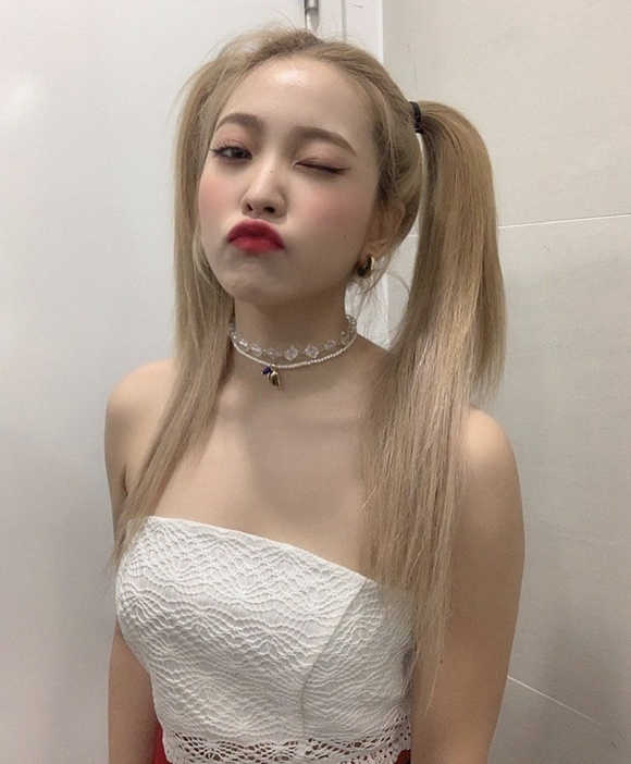 Singer Yeri reveals fan love with cute SelfieOn the 30th, Yeri posted several photos on his SNS with the phrase Thank you for the rubies.In the photo, Yeri has a cute charm with various poses with both hair.In particular, the phrase posted with the photo seems to be a greeting to the fan club Ruby with the impression that it was the first place in the music broadcast.On the other hand, Red Velvet, which Yeri belongs to, made a comeback with a new album Sonic Wave on the 20th.Photo: Yeri Personal SNS