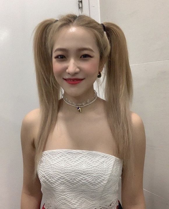 Singer Yeri reveals fan love with cute SelfieOn the 30th, Yeri posted several photos on his SNS with the phrase Thank you for the rubies.In the photo, Yeri has a cute charm with various poses with both hair.In particular, the phrase posted with the photo seems to be a greeting to the fan club Ruby with the impression that it was the first place in the music broadcast.On the other hand, Red Velvet, which Yeri belongs to, made a comeback with a new album Sonic Wave on the 20th.Photo: Yeri Personal SNS