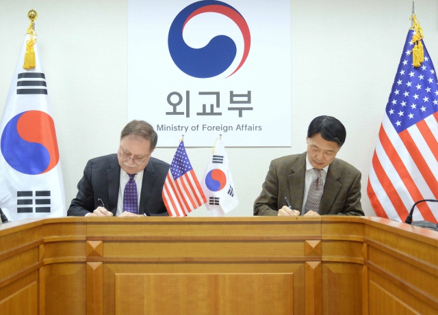 장원삼 외교부 방위비분담협상 대표(오른쪽)와 티머시 베츠 미국 국무부 방위비분담협상 대표가 지난 2월10일 서울 외교부 청사에서 제10차 방위비분담금 특별협정문에 가서명하고 있다. 외교부 제공