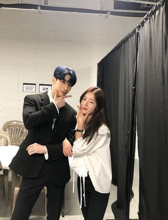 Actor Han Sun-hwa has Cheered his brother, the group X1 (X1) han seung-woo.Han Sun-hwa posted a picture on his SNS on the 27th with an article entitled X1 PREMIER SHOW-CON. Congratulations.The photo shows Han Sun-hwa visiting the scene of X1s debut Premier Shocon.He shows off his extraordinary friendship by posing affectionately with his arms folded with Han seung-woo.He then posted a photo of them all together with the X1 members, with the words Congratulations: Brother Chance. Han Sun-hwa in the photo is surrounded by X1 members and smiling brightly.X1 released its first mini album, Emergency: Quantum Leaf, on the 27th and debuted.Han Seung-woo, who made his debut with Victon on November 9, 2016, is Han Sun-hwa and Brother and Sister.He appeared on Mnet Produce X101 and was selected as the final member of X1 and made his debut again.