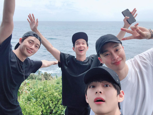 Member V of boy group BTS boasted of his friendship in the entertainment industry.V posted a number of photos on the official BTS Twitter on the 29th with the article woga.In the photo, V is enjoying his daily life with Actor Park Hyung-sik, Park Seo-joon, and singer Pickboy.He also laughed at the synthesis of a picture of singer and actor Park Hyung-sik.The netizens who watched this made various comments such as Gallery Pam Eternal, Jones meeting and Snowy River properly.On the other hand, the group BTS, which belongs to V, entered the first long-term vacation for about a month last year in domestic concert on November 11.