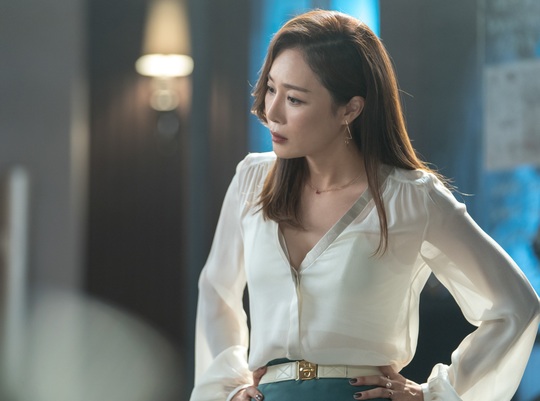 The first film was released on SBSs new Golden Jackson, Moon Jin-hee, which turned into weapons lobbyist Jessica Lee, equipped with a deadly Femme Fatale.SBSs new Vagabond (VAGABOND), which will be broadcast on September 20th following Doctor John, will reveal a huge national corruption discovered by a man involved in the crash of a private airliner, including Jang Young-chul, director Yoo In-sik/production Celltrion Entertainment CEO Park Jae-sam.It is an intelligence action melodrama with dangerous and naked adventures of the Vagabond who have lost their family, affiliation, and even their names.Moon Jin-hee will be Jessica Lee, the weapons lobbyist who overcame numerous prejudices and discrimination and president of Asia, the world-renowned defense industry John Enmark.A person who explodes the desire inherent after stepping into the lobbyist world where astronomical amount of money and invisible power come and go.Moon Jin-hee is an extraordinary transformation of acting that adjusts the tail, breathing, and tone to express the aspect of the deadly Femme Fatale lobbyist who keeps the secret, and will draw the admiration of Moon Jin-hee.In this regard, Moon Jin-hee was caught in the first force, which is wearing a black & white See through look and revealing its charm.First, Moon Jin-hee of Black See through has a graceful atmosphere as if he was deeply thoughtful with his eyes down, and he is creating a strange tension with a meaningful smile.On the other hand, Moon Jin-hee of White See through is overwhelmed by his charisma, which gives off his intense eyes as if he is pouring his anger at someone with his hands on his waistband.Moon Jin-hee is catching the eye of the 180-degree pole of the head of the Korean market, which is holding the real world of Korea.Moon Jin-hees Femme Fatale lobbyist transformation scene was filmed at a studio in Paju, Gyeonggi Province.Moon Jin-hee showed a special affection for his work and character, such as carefully checking the lines and fingerprints without taking his hand off the script until just before shooting and making a careful line of emotion.Moon Jin-hee, who was in front of the camera, exploded Jessica Lees charm with the smoke of the scene where she could feel the traces of meticulous research from the face of the camera to the detailed hand movement.Moon Jin-hee, who has been loved by a warm and smelly character through screens and cathode-ray tubes, is showing a different 180-degree charm character through Vagabond and is expecting to draw another life character.Ive been reading it for a moment since I opened the script for Vagabond, Moon Jeong-hee said. I hope youll be soaked in the huge scale and solid story of Lamar Jackson.I ask for your expectation.kim myeong-mi