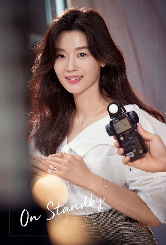 Jun Ji-hyun reveals his automium Goddess figure(STONE HENGE) unveiled Muse Jun Ji-hyuns 2019 autumn AD campaign on August 30.In the open photo, Jun Ji-hyun is staring at the camera with a bright smile.Here, the white blouse and check skirt with the clavicle line are femininely digested and produced an autumn atmosphere.In this AD, Jun Ji-hyun has a sensual jewelery styling across a graceful smile and chic look.emigration site