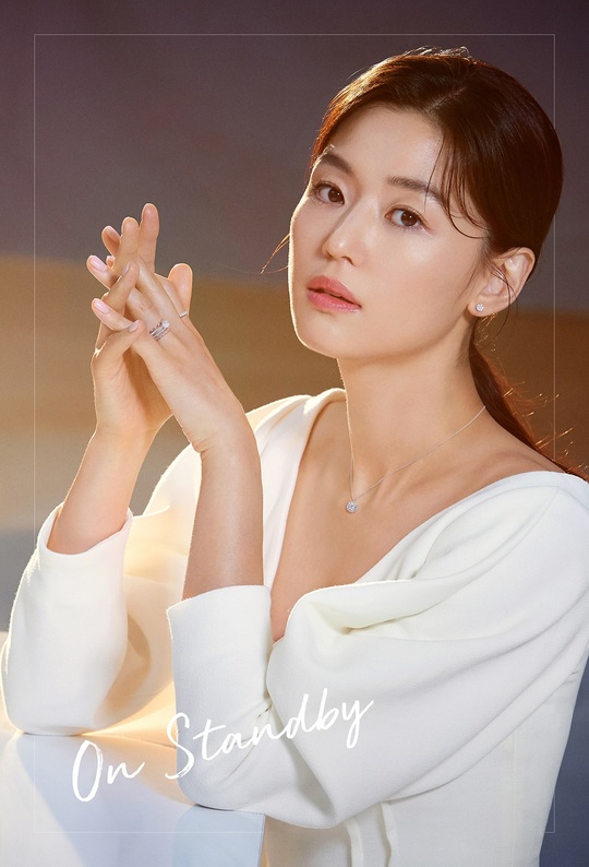 Jun Ji-hyun reveals his automium Goddess figure(STONE HENGE) unveiled Muse Jun Ji-hyuns 2019 autumn AD campaign on August 30.In the open photo, Jun Ji-hyun is staring at the camera with a bright smile.Here, the white blouse and check skirt with the clavicle line are femininely digested and produced an autumn atmosphere.In this AD, Jun Ji-hyun has a sensual jewelery styling across a graceful smile and chic look.emigration site