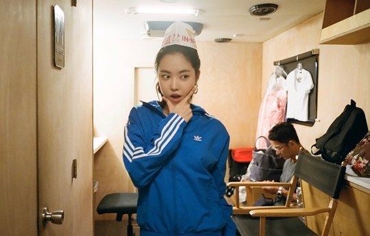 Son Na-eun has shared a cute youthful routine.Group Apink member Son Na-eun posted a picture on his Instagram on August 29.In the photo, Son Na-eun is wearing a sweatshirt and a cone hat; he showed a perfect side, but he showed off his cute charm by playing V.han jung-won