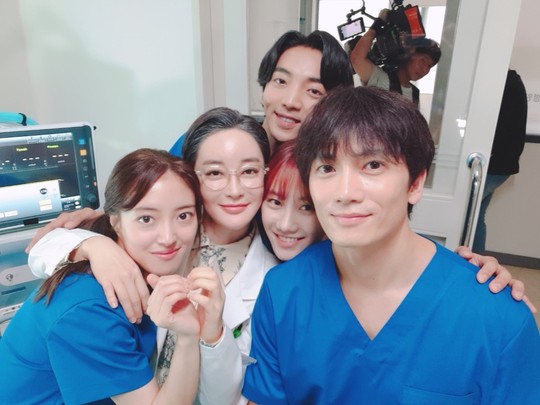 , Ji Sung X Lee Se-young also has a smileThe Avengers cheerful appearance at the Doctor Room Hanse Hospital was revealed.Kim Hye-euns agency, One & One Stars, released a behind-the-scenes cut of Kim Hye-euns Drama shooting scene, which is appearing on SBSs Golden Loom (playplayplayed by Kim Ji-woon/directed assistant).Kim Hye-eun in the photo is staring at the camera with Ji Sung (Chahn station), Lee Se-young (Kang Si-young station), Normal people (Kang Mi-rae station), and Hwang Hee (Lee Yu-jun station), which are called Hanse Hospital The Avengers.Lee Se-young and Normal People, who are co-working as the daughter of Kim Hye-eun (played by Min Tae-kyung), are showing super-close skinship with both sides of Kim Hye-eun.In the last broadcast, discussions on the dignity of Kang I-soo (played by Jeon No-min), the husband and hospital director of Min Tae-kyung, are being held in detail, and the tension of Drama is rising to its peak.In addition, Johns body condition, which can not predict tomorrow, is also at stake as a doctor.Min Tae-kyung, who clearly distinguishes himself as a doctor and a guardian in the immediate situation and shows unwavering beliefs, is firmly playing a role as the central axis of Drama.Min Tae-kyung, who keeps the same eye on himself as well as John, and leads a different tension, is attracting attention.hwang hye-jin