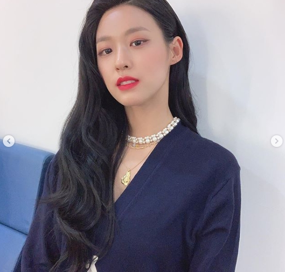 AOA Seolhyun flaunts alluring Beautiful looksSeolhyun posted several photos of himself on his personal Instagram on August 30.In the photo, Seolhyun stares at the camera with a navy cardigan matching colorful jewelery.Park Su-in