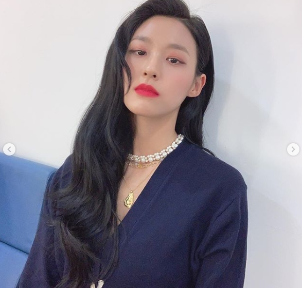 AOA Seolhyun flaunts alluring Beautiful looksSeolhyun posted several photos of himself on his personal Instagram on August 30.In the photo, Seolhyun stares at the camera with a navy cardigan matching colorful jewelery.Park Su-in