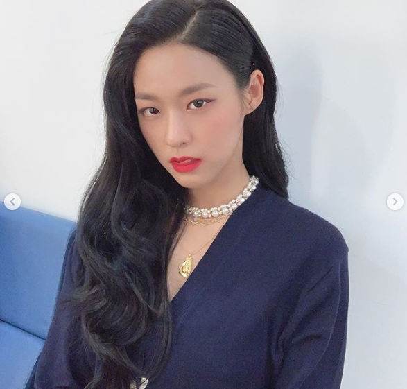 AOA Seolhyun flaunts alluring Beautiful looksSeolhyun posted several photos of himself on his personal Instagram on August 30.In the photo, Seolhyun stares at the camera with a navy cardigan matching colorful jewelery.Park Su-in