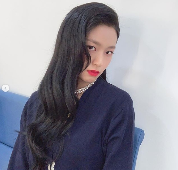 AOA Seolhyun flaunts alluring Beautiful looksSeolhyun posted several photos of himself on his personal Instagram on August 30.In the photo, Seolhyun stares at the camera with a navy cardigan matching colorful jewelery.Park Su-in