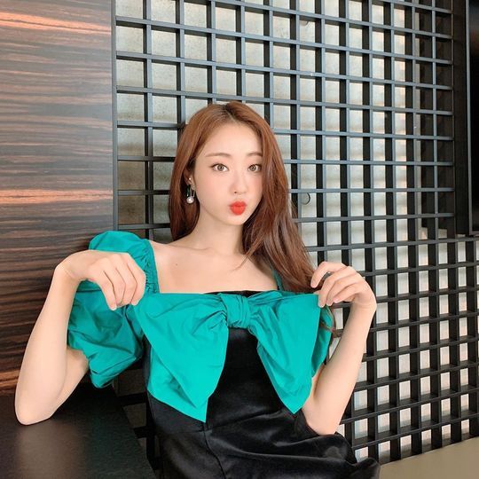 Kyungri, a native of Nine Muses, showed off her cute fashion.Kyungri posted three photos on his Instagram on August 29 with an article entitled You know I like these cute clothes?In the open photo, Kyungri is wearing a dress with a green ribbon and is making a sad look. It is attracted to the beautiful beauty, the beautiful body, and the unique atmosphere.Park So-hee