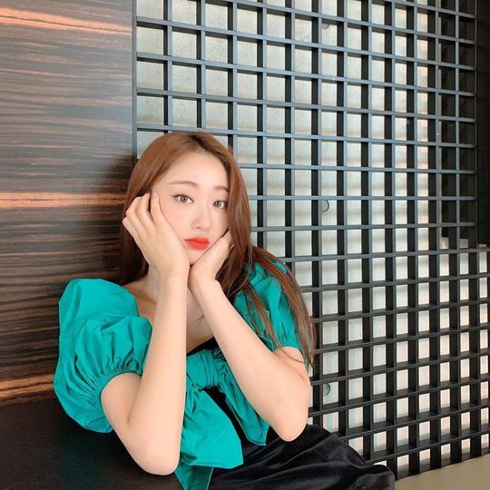 Kyungri, a native of Nine Muses, showed off her cute fashion.Kyungri posted three photos on his Instagram on August 29 with an article entitled You know I like these cute clothes?In the open photo, Kyungri is wearing a dress with a green ribbon and is making a sad look. It is attracted to the beautiful beauty, the beautiful body, and the unique atmosphere.Park So-hee