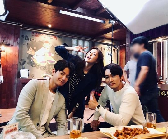 Actor Song Seung-heon boasted a warm friendship with Great show members.Song Seung-heon posted a picture on August 30 with an article entitled Taste on his instagram.Song Seung-heon in the public photo is staring at the camera with a friendly pose with Lim Ju-hwan and Lee Sun-bin.Three peoples chemistry, which makes me guess the pleasant atmosphere of the filming scene, stands out.Park So-hee