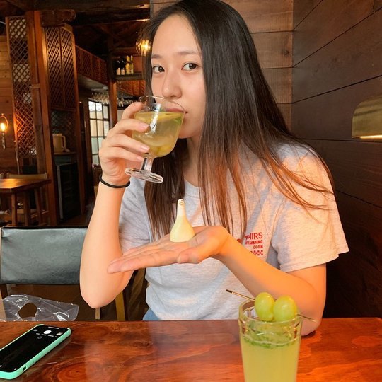 Group f(x) member Krystal Jung has emanated a neat charm.Krystal Jung posted a photo on her Instagram account on August 30.Inside the picture was a picture of Krystal Jung drinking a drink; Krystal Jung stares at the camera with a face without Makeup.Krystal Jungs untidy white-oak skin and sad eyes make her look more beautiful.delay stock