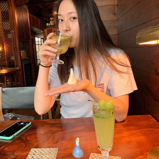 Group f(x) member Krystal Jung has emanated a neat charm.Krystal Jung posted a photo on her Instagram account on August 30.Inside the picture was a picture of Krystal Jung drinking a drink; Krystal Jung stares at the camera with a face without Makeup.Krystal Jungs untidy white-oak skin and sad eyes make her look more beautiful.delay stock
