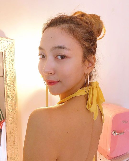 Group f (x) member Luna showed off her skinny figure.Luna posted a photo on her Instagram account on August 30.The picture shows Luna, who has her head up and tied up, and Lunas slender jawline catches her eye.Lunas delicate shoulder line also attracts attention.Fans who encountered the photos responded such as Im so skinny, Im pretty and Real body Wannabe.delay stock