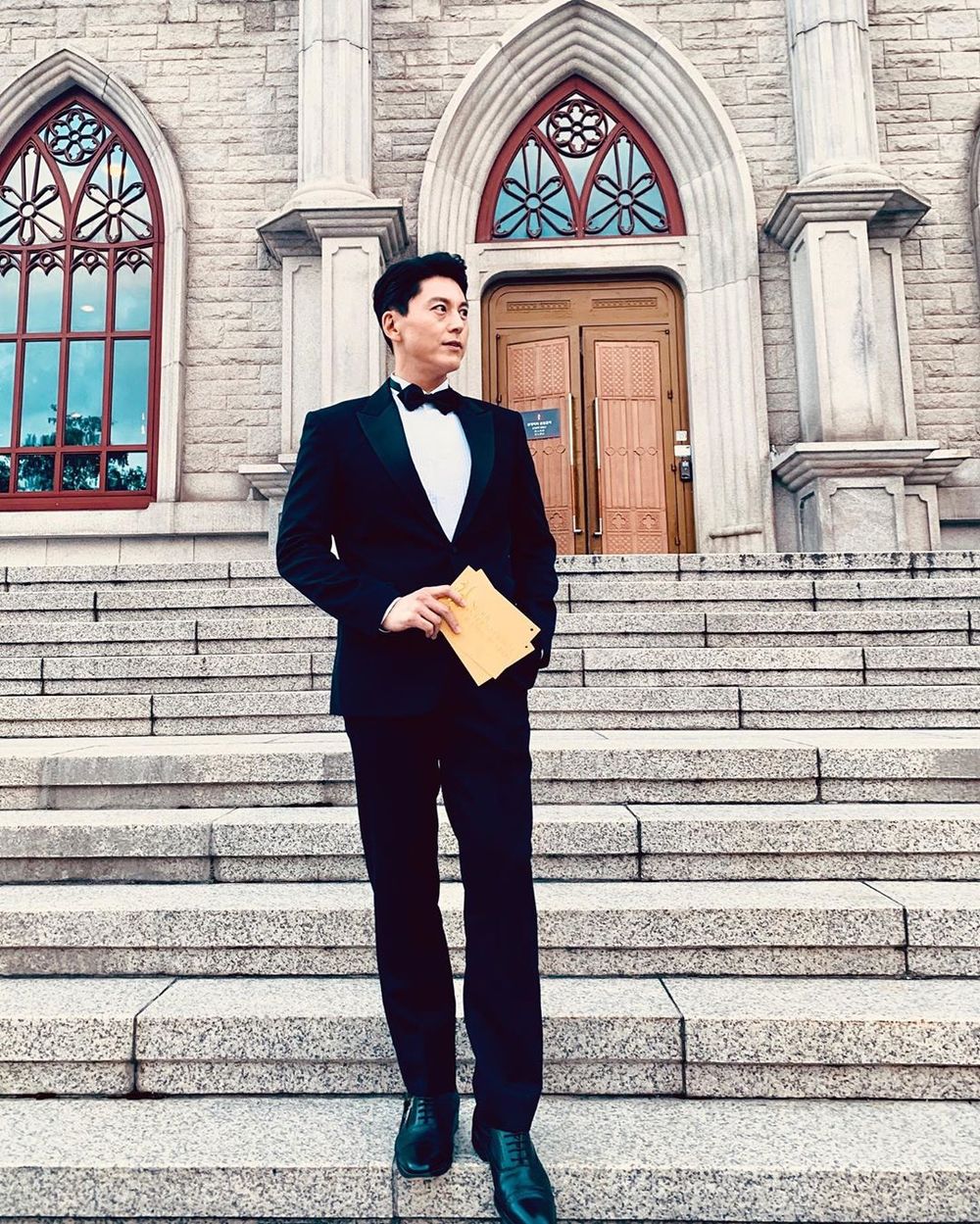 Actor Ryu Soo-young showed off his warm suit fit.Ryu Soo-young posted a picture on her Instagram on August 30.In the photo, Ryu Soo-young is dressed in a black suit and boasts an extraordinary physical.Shoulders such as sleek jawlines, sharp noses and Pacific Ocean make fans feel excited.Park So-hee