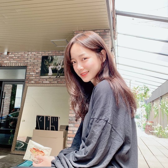 Group Gugudan member Sejeong boasted a watery beautiful look.Sejeong posted several photos on Gugudan Instagram with an article entitled Wait to Rain on August 30.Inside the picture was a picture of Sejeong, who took a V-pose; Sejeong smiles at the camera.Sejeongs blemishes-free white-oak skin and high nose catch the eye.The fans who saw the photos responded such as It is really beautiful, It is lovely, I saw the picture as soon as I saw it.delay stock