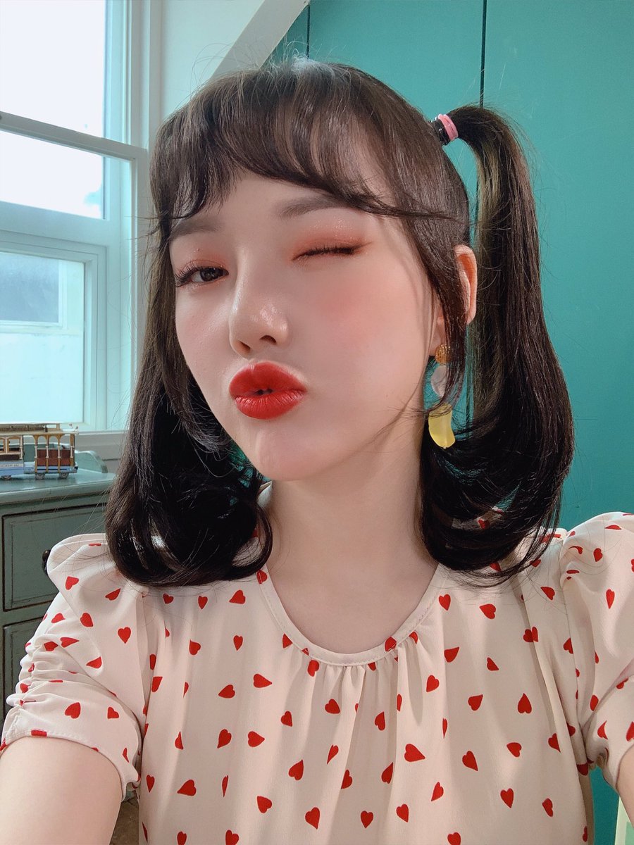Yerin presents a cute lamb selfieGroup GFriend member Yerin posted a picture on the official Twitter on August 28 with the phrase Yerins favorite schedule is right away.In the photo, Yerin is winking in a heart blouse, which he has excited fans by sticking out his lips and radiating a dainty charm.han jung-won