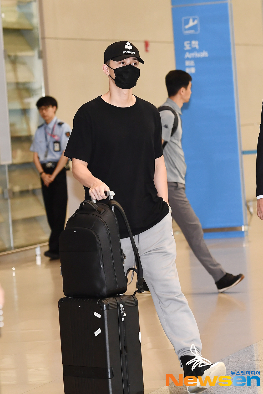 Actor Park Seo-joon arrives in Taiwan after completing an overseas promotion schedule in Taiwan via the Incheon International Airport in Unseo-dong, Jung-gu, Incheon, on the afternoon of August 30.exponential earthquake