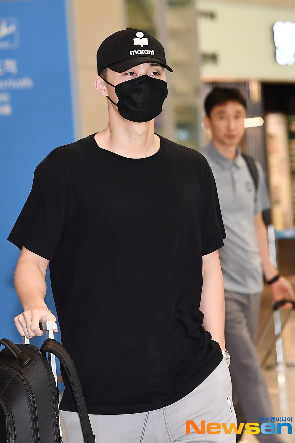 Actor Park Seo-joon arrives in Taiwan after completing an overseas promotion schedule held in Taiwan through Incheon International Airport in Unseo-dong, Jung-gu, Incheon, on the afternoon of August 30.exponential earthquake