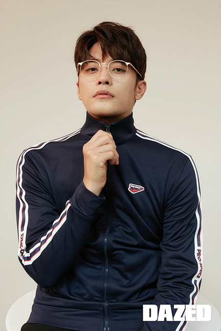 Days De Korea has released an Actor Sung Hoon picture with Prospecs OLizzyn.In this picture, Actor Sung Hoon, who has a busy schedule such as Acting and Entertainment, has a serious and clear appearance looking back at himself with a break.Pictures and videos with Actor Sung Hoon and Prospecs OLizzynal can be found in the September 2019 issue of Daysd Korea, and official sns such as homepage, Instagram and YouTube.dazed korea