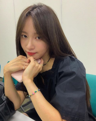 Singer Hani has revealed a pure charm.Hani posted a photo on her social media on Thursday afternoon.In the photo, Hani is sitting in a navy costume with a face without a toilet; Hanis innocent charm stands out; and she boasts an unwavering beauty with Hanis Long Hair.Hani made his debut in the music industry with his digital single album HOLLA in 2012.At this time, Up and Down, which was released in August 2014, emerged as a popular girl group by writing a reverse myth that succeeded in settling into the top 20 of the music charts in three months.Since then, AH YEAH, HOT PINK, L.I.E, Night rather than Day, Dull, Tomorrow Year, Allerview and ME & YOU have gained popularity.Hani has signed a contract with Banana Culture Entertainment to find a new agency