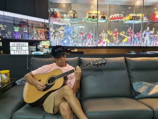 Eru told his Instagram on the 29th, Why did you come here and come here...? Congratulations! #Gangnam District # Lost Nam Lime What?and posted a picture.In the photo, Gangnam District is sitting on the sofa and playing guitar. Especially Gangnam District shows comfortable clothes and catches eye.Gangnam District has recently succeeded in dieting and boasts a sleek appearance and attracts attention.Meanwhile, Gangnam District announced news of Lee Sang-hwa and marriage from speed skating national team on the same day.The two will post a wedding ceremony on October 12th in Seoul.The two appeared together on SBS Jungles Law in Last Indian Ocean last year and after forming a kite, they met with their acquaintances and grew love.Since then, in March, Gangnam District and Lee Sang-hwa have acknowledged their devotion and have been open for seven months.