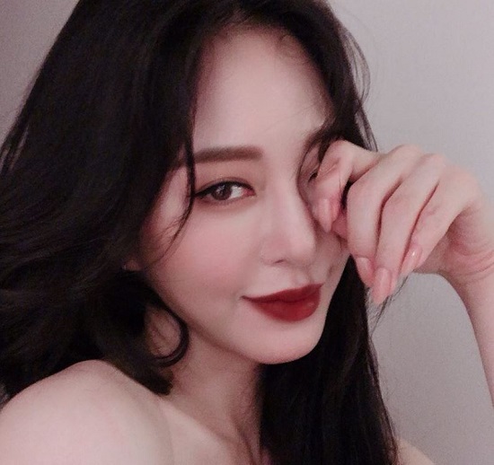 Actor Han Ye-seul flaunted his unrivaled vibeHan Ye-seul posted a picture on his Instagram on the 30th with an article entitled NIGHTY NIGHT.The photo shows Han Ye-seul, who is smiling lightly with her collarbone exposed, especially with intense RED lip, which robbed her of her alluring beauty.On the other hand, Han Ye-seul appears on MBC Sisters Rice Long which is broadcasted on September 5th.Photo: Han Ye-seul Instagram
