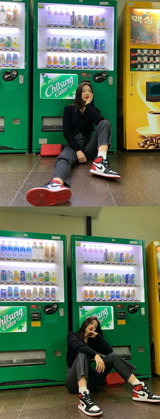 Group Red Velvet Joy reveals daily routineJoy posted a photo on her Instagram account on Thursday.In the open photo, Joy is sitting in front of a beverage vending machine and posing. Joy is captivating because he is showing off his unhidden glamor.On the other hand, Red Velvet, which Joy belongs to, is actively performing on the 20th with a new song Sonic Sound.Photo: Joy Instagram