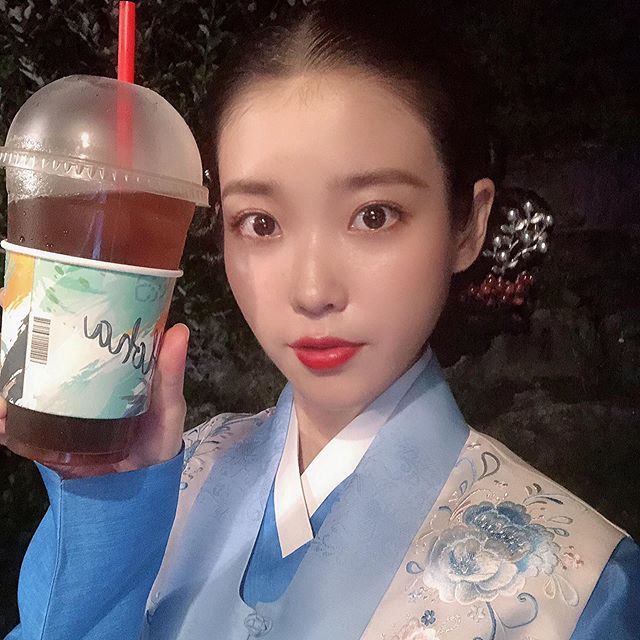 On the 31st, IU posted a picture on his SNS with an article entitled My Jung Hee Sister, Oh Na-ra Senior. A million roses themselves. I love you. #Oh Na-ra Chanchanchan.IU has been in close contact with Park Ho-san and Oh Na-ra through TVN Drama My Uncle which was aired last year.Their strong friendship after the end of the drama brings warmth.Meanwhile, TVNs weekend drama Hotel Deluna, featuring IU, has a total of 16 episodes, leaving only two to the end. The 15th will air today (31st) at 9 p.m.