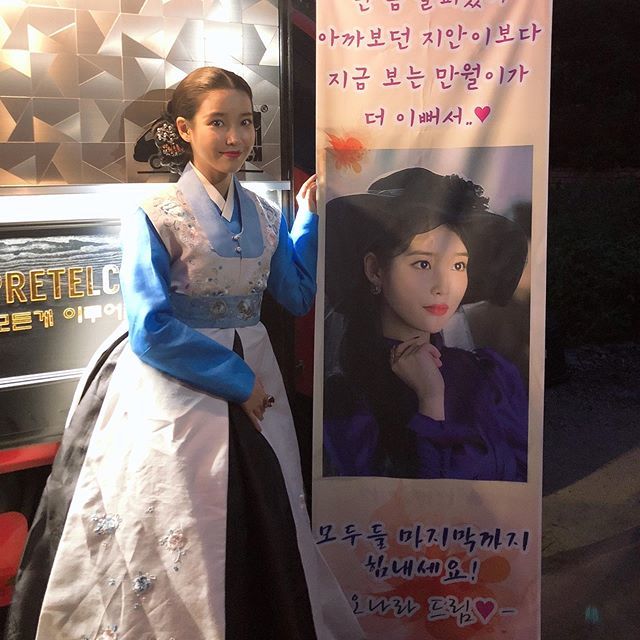 On the 31st, IU posted a picture on his SNS with an article entitled My Jung Hee Sister, Oh Na-ra Senior. A million roses themselves. I love you. #Oh Na-ra Chanchanchan.IU has been in close contact with Park Ho-san and Oh Na-ra through TVN Drama My Uncle which was aired last year.Their strong friendship after the end of the drama brings warmth.Meanwhile, TVNs weekend drama Hotel Deluna, featuring IU, has a total of 16 episodes, leaving only two to the end. The 15th will air today (31st) at 9 p.m.