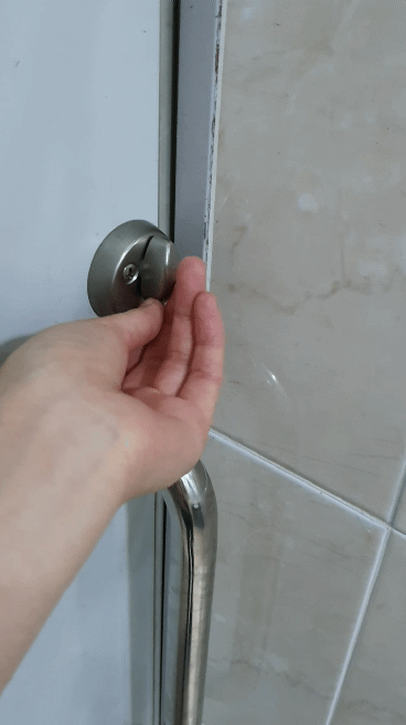 서울 A지구대 화장실 잠금장치 모습. 헛돌기만 할 뿐 잠기진 않는다.