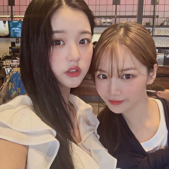 IZ*ONE member Jang Won-young has celebrated his birthday.On August 31, IZ*ONE official Instagram posted several photos with the article Wizwon Wonyoung will be proud of his birthday, but he is not able to get rid of his sunglasses even after Summer, so his eyes are broken when he sees Wonyoung.In the photo, IZ*ONE members who pose positively with Jang Won-young who celebrated their birthday on this day were included.In particular, Jang Won-young showed off her complete beautiful looks with perfect hair and makeup.Lee Ha-na